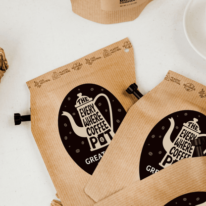 Coffee Pot mit verschiedenen Kaffeebechern und Zuckerzubern